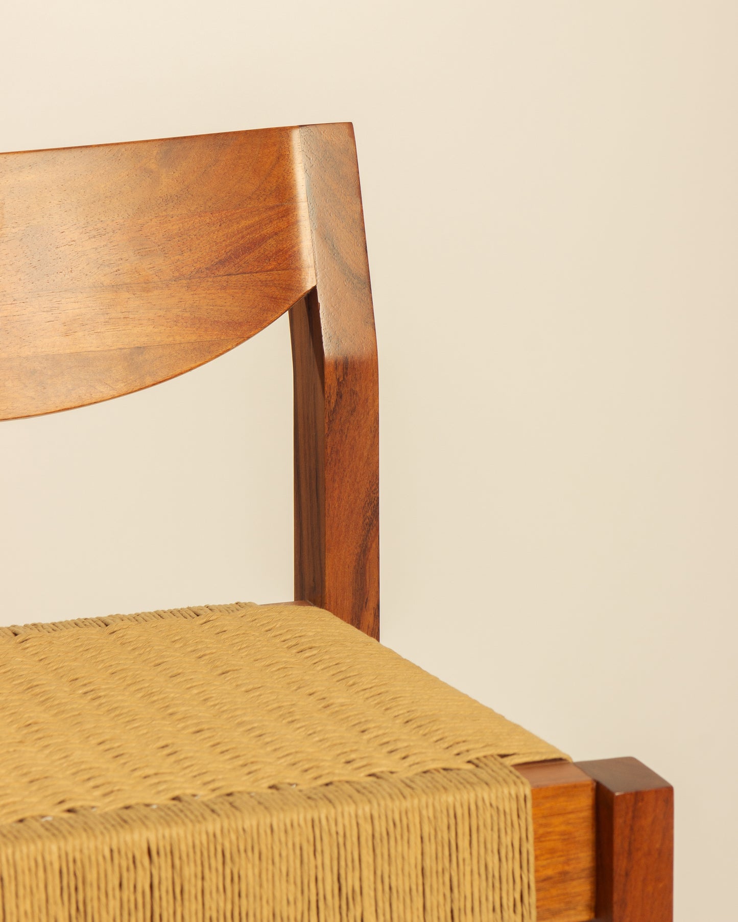 Banco alto con respaldo Paola con asiento tejido